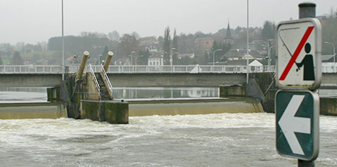 Photographie d'un secteur de pêche interdit en amont d'un barrage de la Haute Meuse
